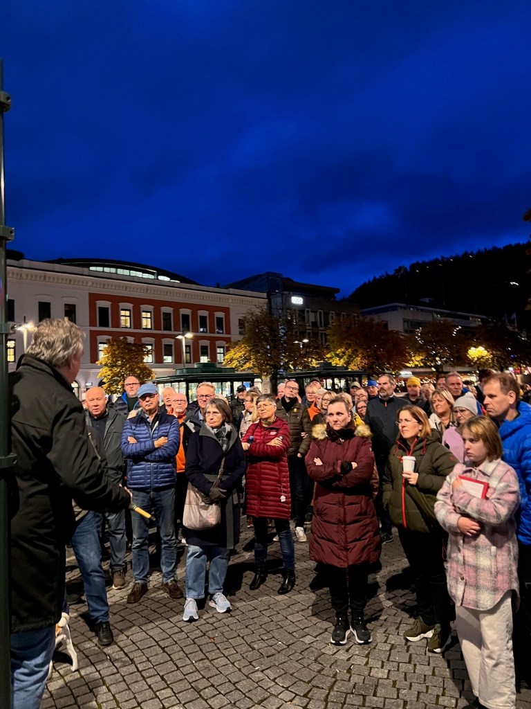 Jeg har arrangert byvandringer i Drammen siden 2021, med over 3000 besøkende. Historiene som fortelles om her, er for det meste hentet fra disse vandringene.